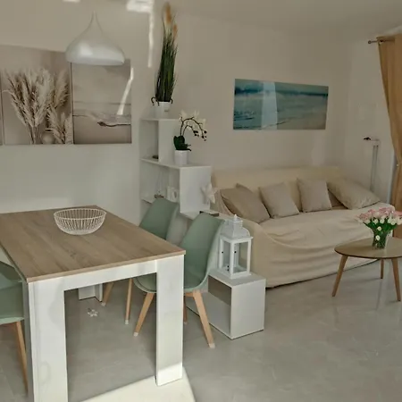 Appartamento - Sleeps 4 - Pool - Parking *