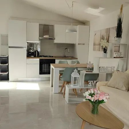 - Sleeps 4 - Pool - Parking *