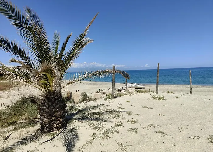 - Sleeps 4 - Pool - Parking *