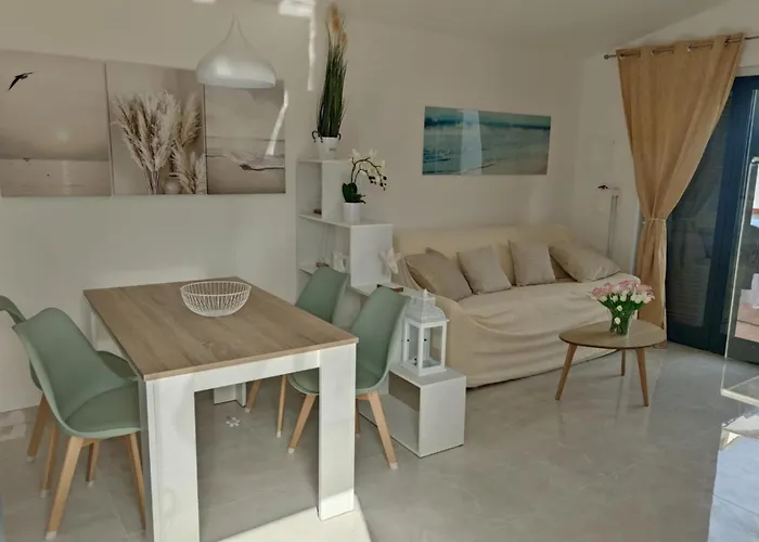 Apartamento - Sleeps 4 - Pool - Parking *