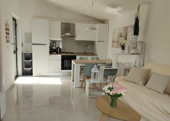 - Sleeps 4 - Pool - Parking *